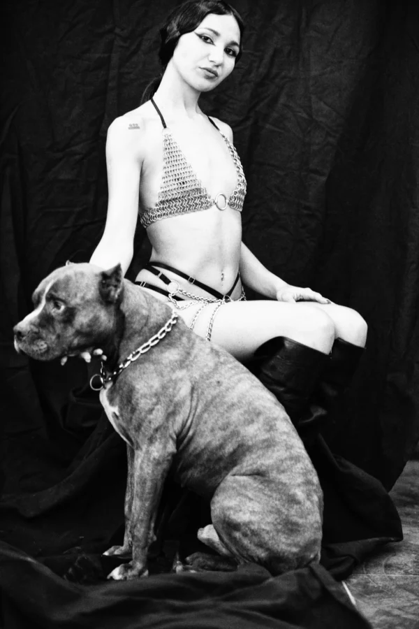 ella y perrito